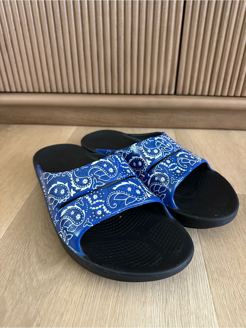 Oofos Ooahh Limited Edition Slide Sandals Blue Bandana PRISTINE size 11 - Picture 2 of 6